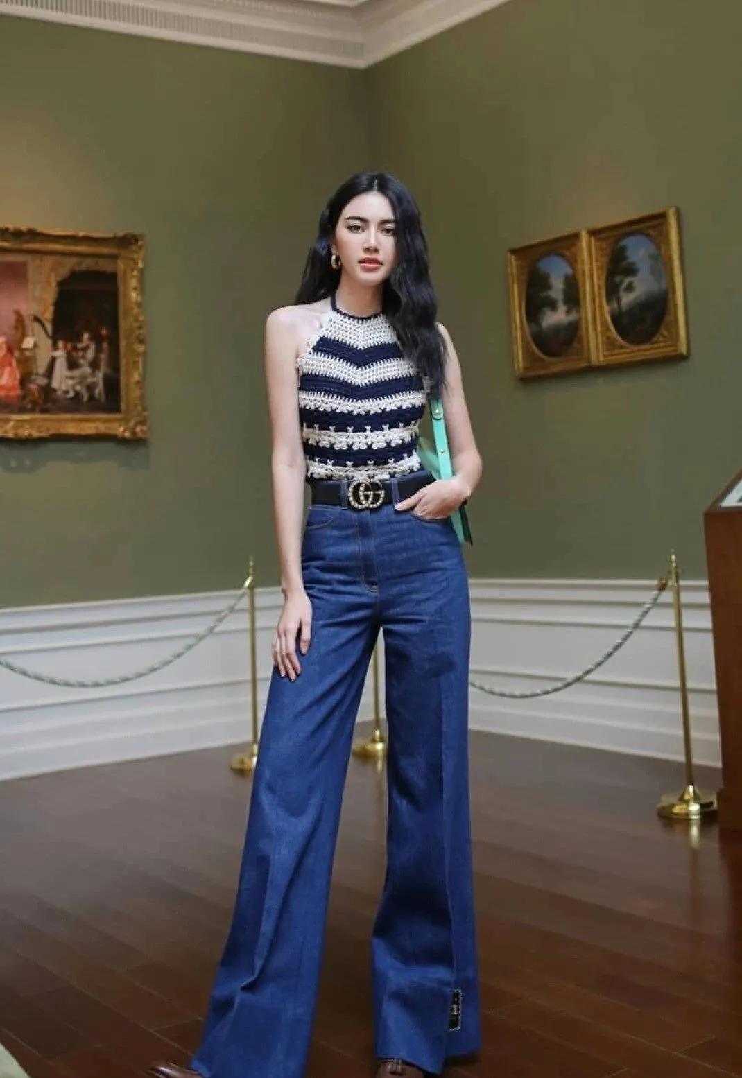 杨幂穿蕾丝大秀时尚身材,杨幂穿蓝色套裙现身狂秀竹竿腿