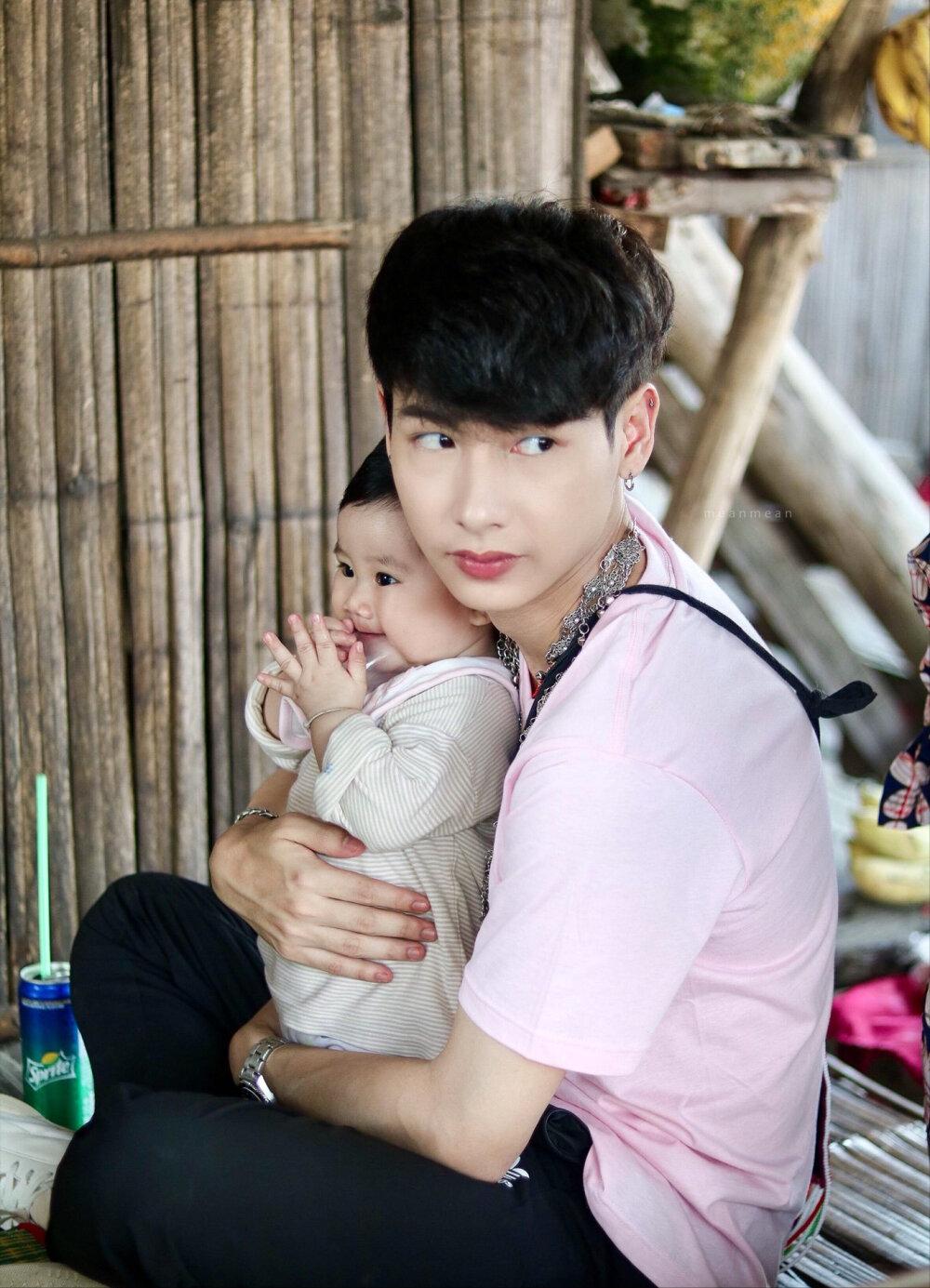 他泰男星和小朋友的治愈同框：BP一家三口关大爷画风不对