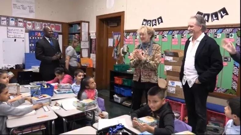 在家办公父母,老母亲在家办公