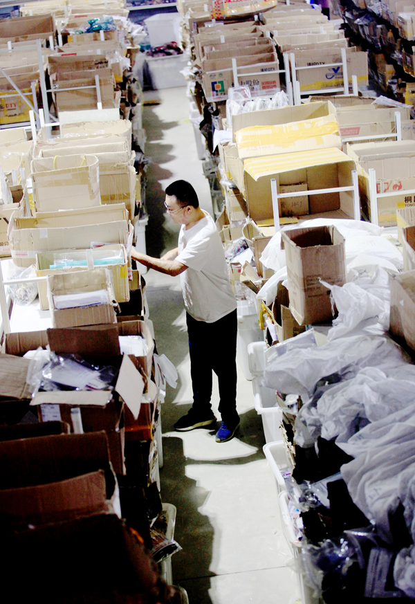 河南卖十字绣残疾小伙装假肢,山东残疾小伙卖十字绣