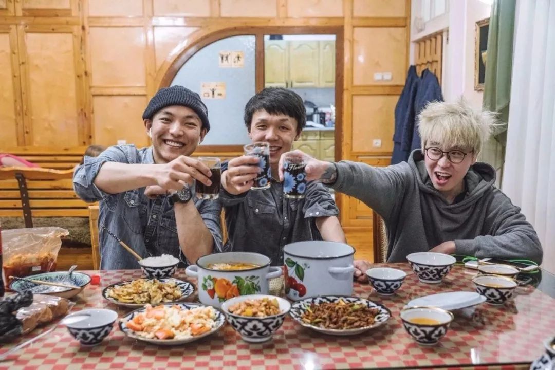 95后开着五菱环游世界,95后开面包车环游世界