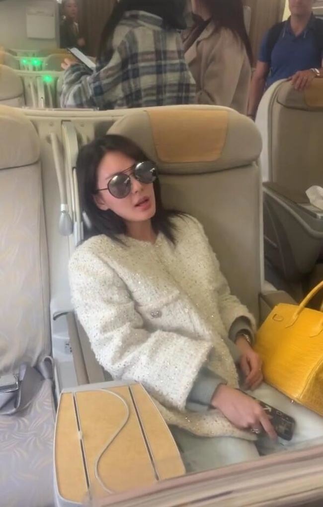 飞机头等舱偶遇张雨绮,张雨绮机场照曝光