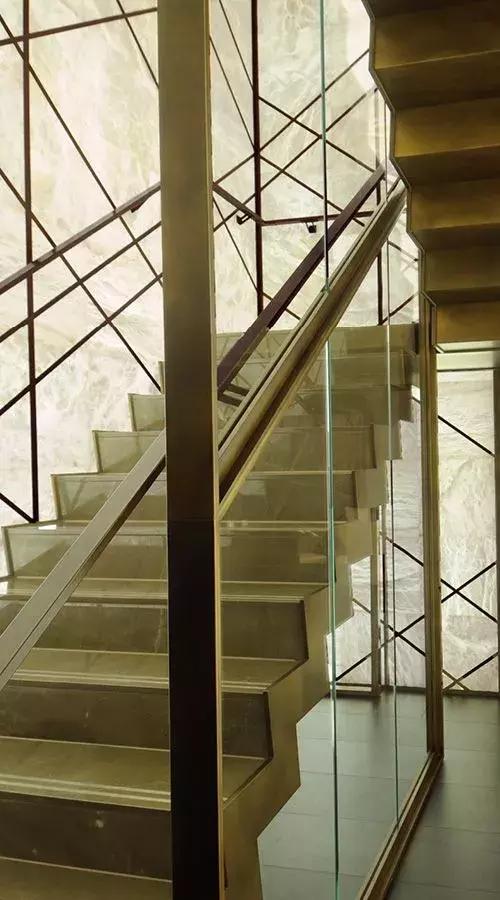 每日课堂|苹果零售店，超薄“透光石”如何成为黑科技玩法？