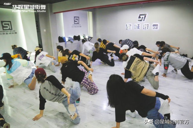 有教程的街舞简单又好看怎么跳,跳街舞初学者入门动作