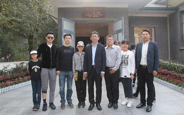 记者拍下照片，方知他是主席外孙，在亚运村当服务员拒绝组织帮助