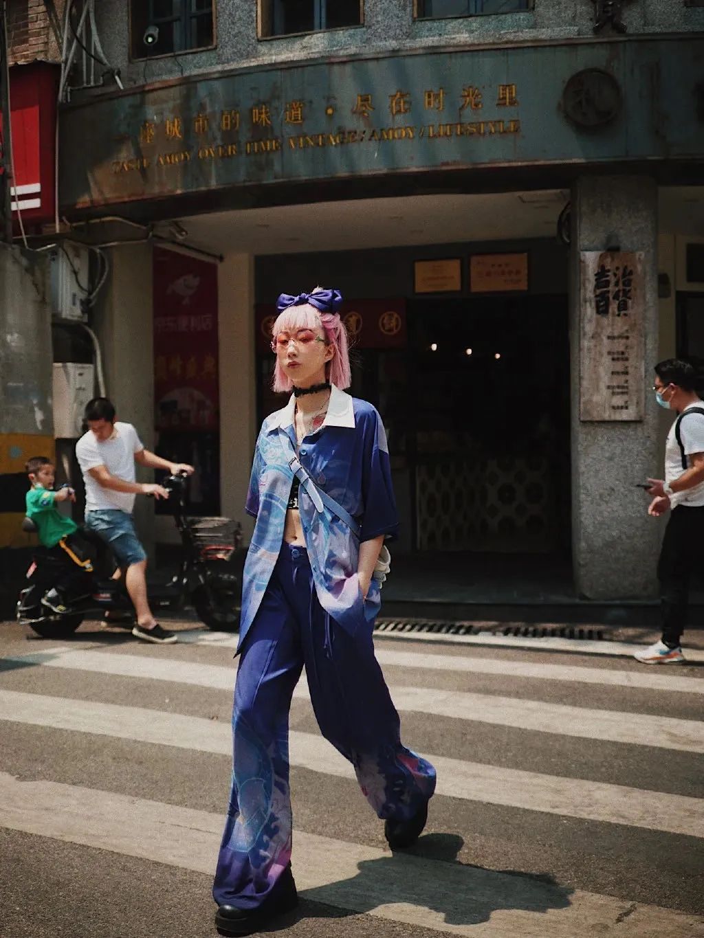 28岁成都女孩180㎡豪宅爆红！砸100W做1室3个衣帽间：壕无人性