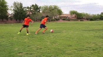 足球转身踢球训练方法,足球拉球转身过人教学