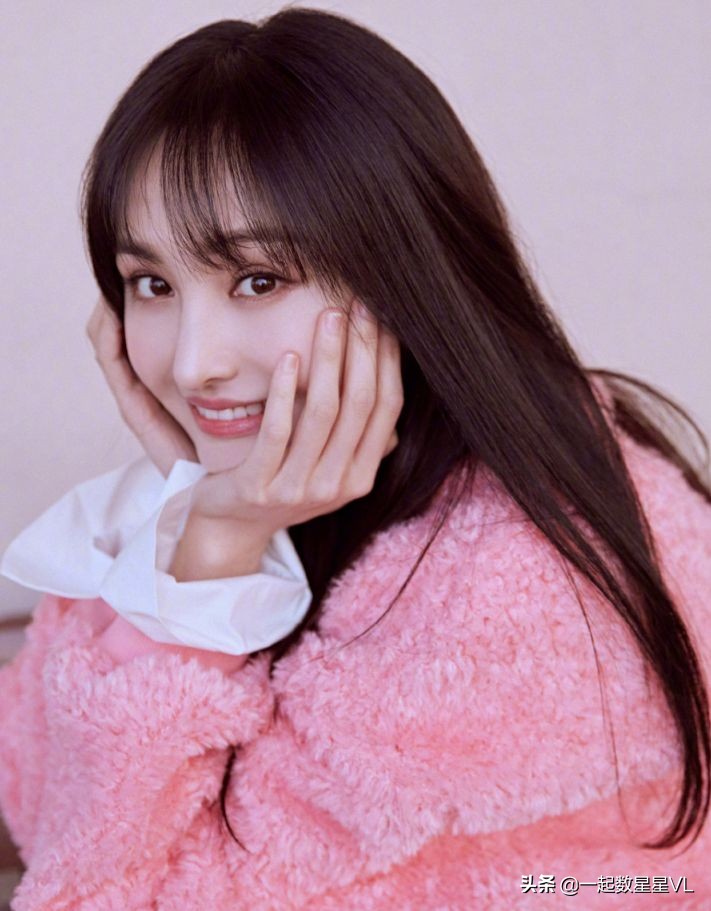 郑爽仗着人瘦任性，挑战女生嫌弃的无痕裤，没想到却显得膝盖好弯