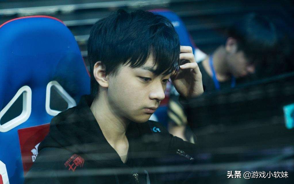 LOL：曾经Uzi的接班人，阿水排到都要让AD位置，如今挂机随便玩