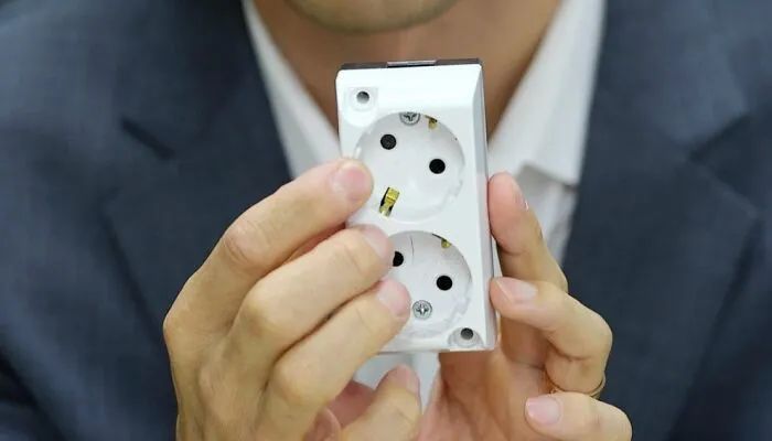 发现针孔摄像头真实案例,发现针孔摄像头真实事件