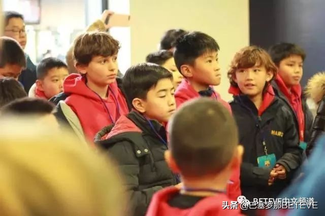 华人小球迷与梅西、苏亚雷斯等巴萨巨星共同庆祝新春佳节