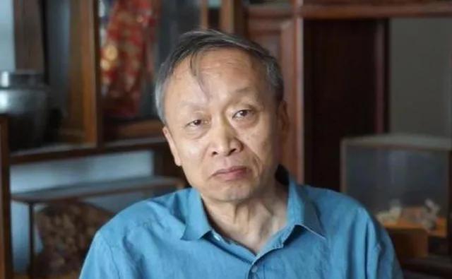 北大学者批国足贡献为负，黄健翔转易中天文：教育不比足球有希望