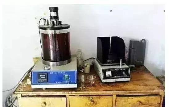 黑作坊提炼地沟油黑幕,废机油非法提炼