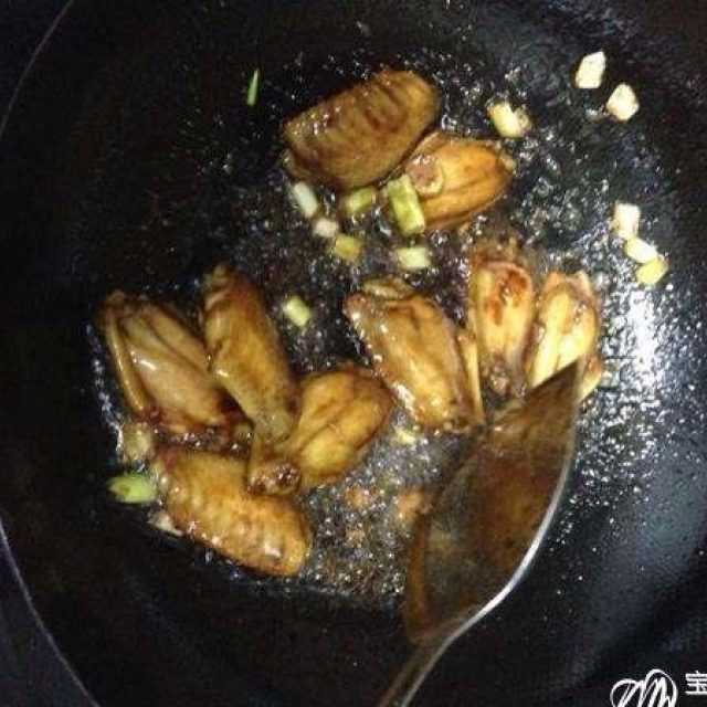 香辣红烧鸡翅,红烧鸡翅怎么做又嫩又好吃