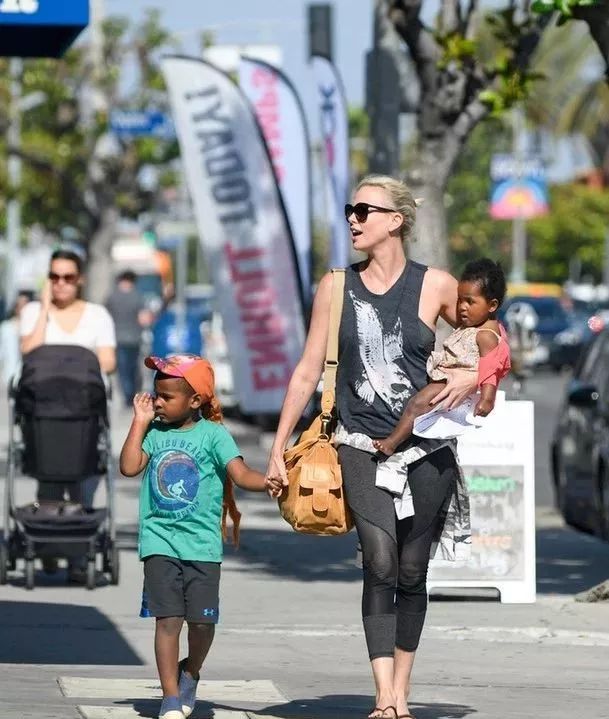 她的43岁，剃平头、扮丑增重50磅，她比男人更英气，比女人更妩媚