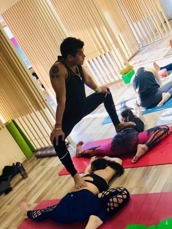 瑜伽侧压一字马,练瑜伽压青蛙趴的痛苦