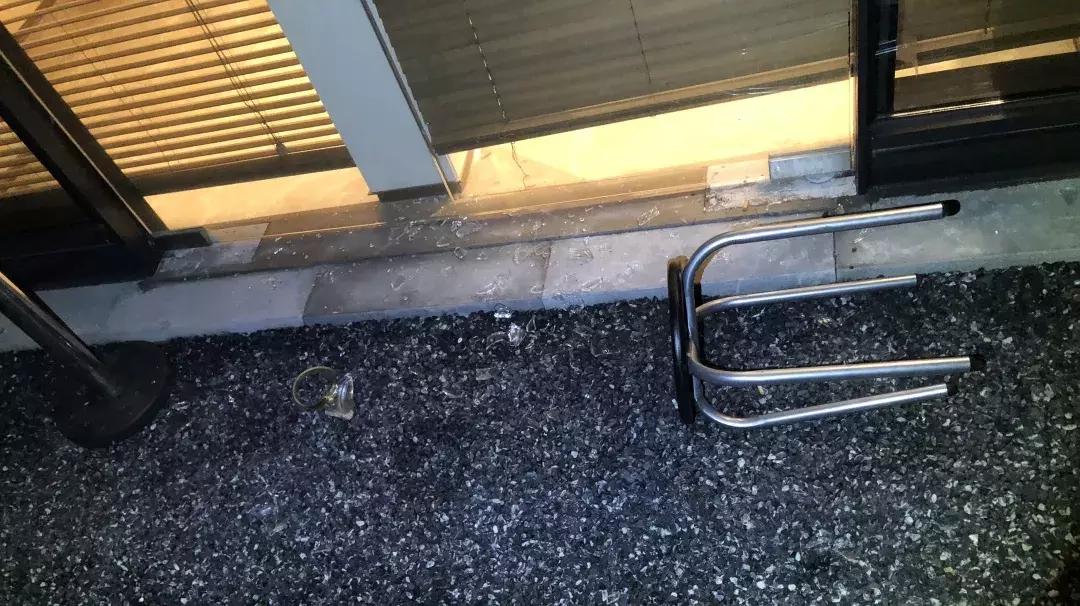 港版大片佛山演？高明十几名西装壮汉对峙，马上就要飙血开片！阿sir来了...