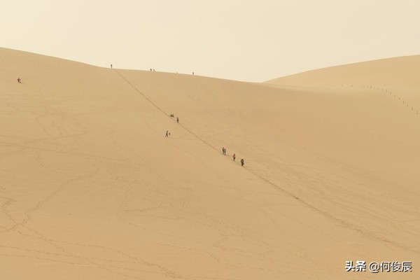鸣沙山月牙泉堆满了游客,鸣沙山月牙泉景区