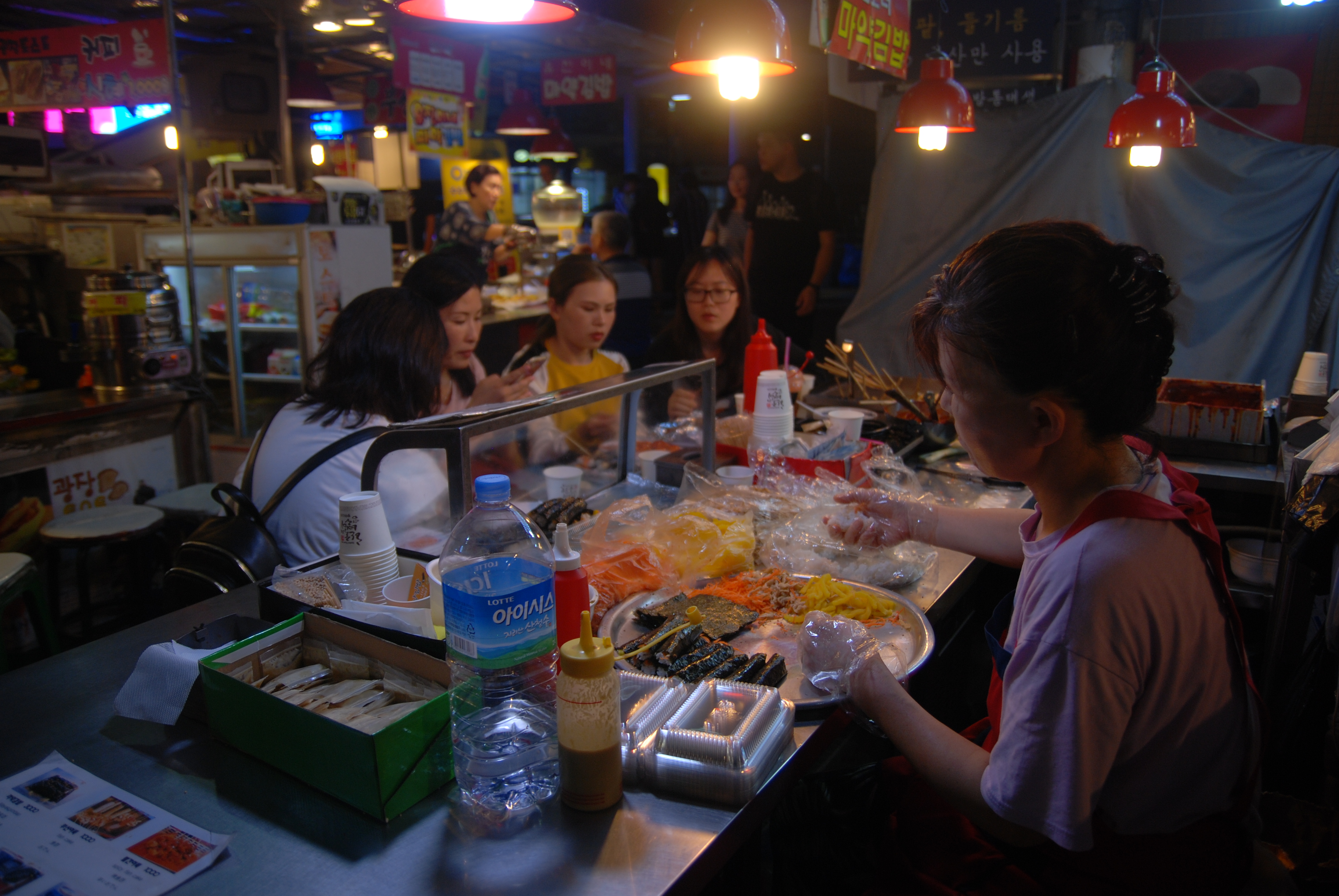 韩国紫菜包饭年糕,韩国美食一条街紫菜饭