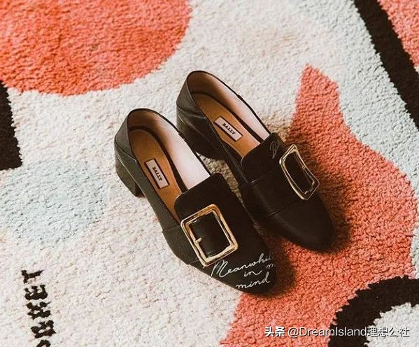 街拍白色乐福鞋,达妹街拍图文