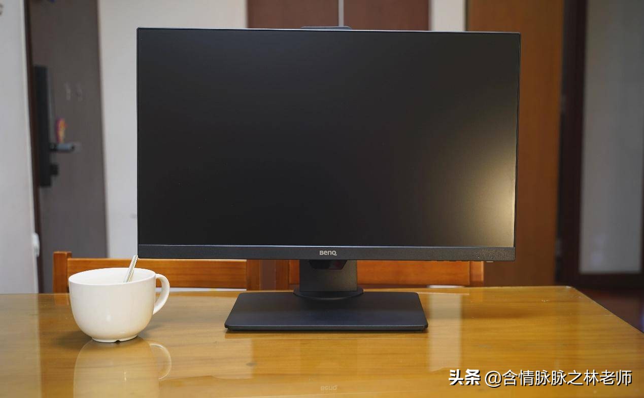 办公桌面打造,笔记本桌搭外接显示器精致布局