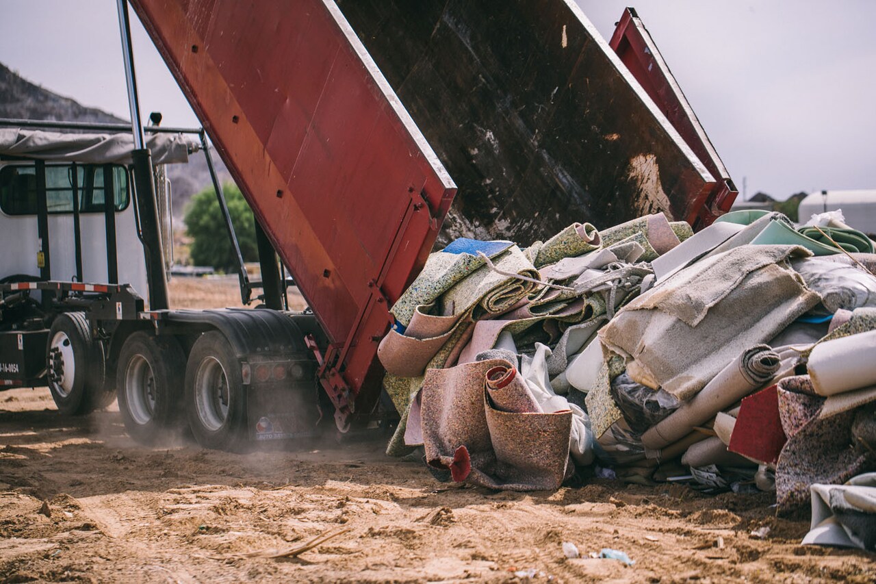 分不清垃圾的上海人哭了,用垃圾卖爆款的时尚圈笑了