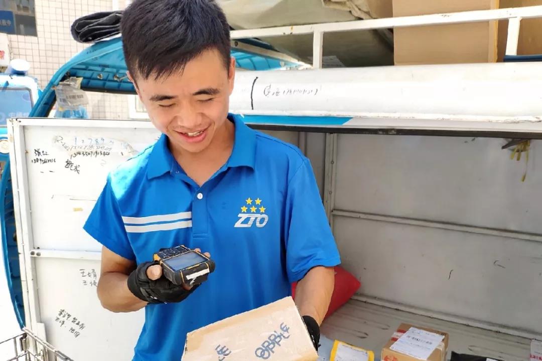 五星快递员,超五成快递员月入不足5000元