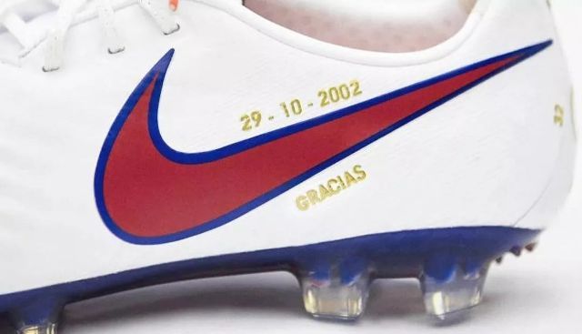 伊涅斯塔代言亚瑟士,伊涅斯塔代言的足球