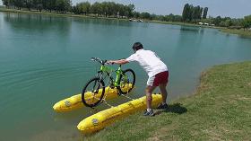 能让自行车下水“游泳”的神奇背包，解锁乘风破浪新玩法，太溜了