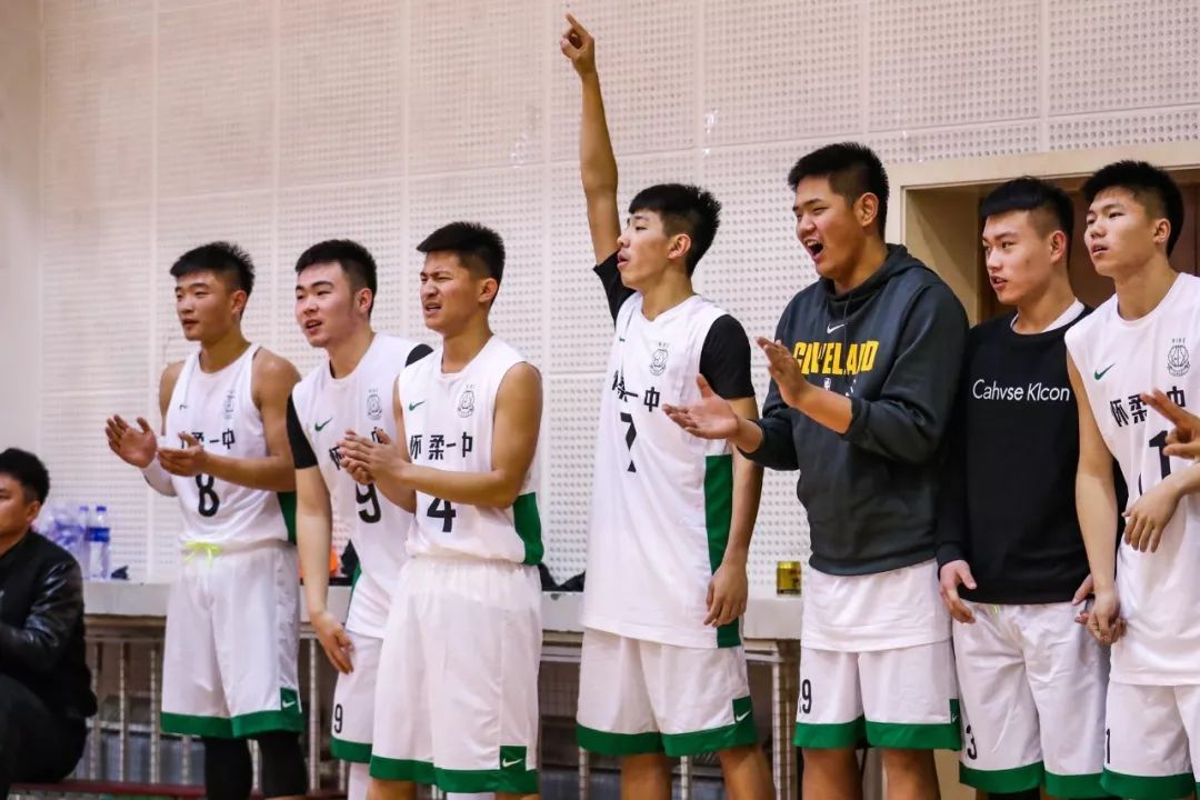 新·十六强齐亮相高中赛场惊现*力暴**隔扣丨18-19耐克高中联赛