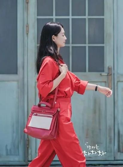 她被称韩国硬照女王，手握时尚圈顶级资源！网友：姐姐我可以