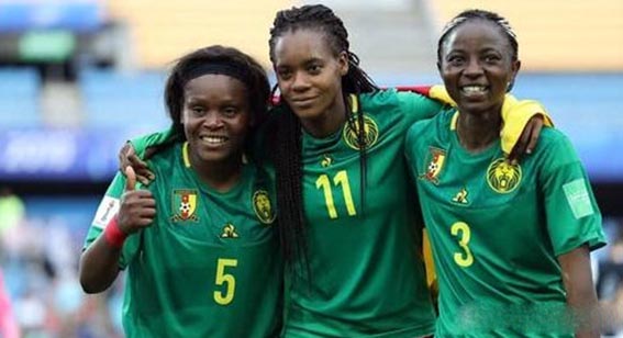 女足世界杯喀麦隆判罚,对着裁判吐口水被裁判一脚踢飞