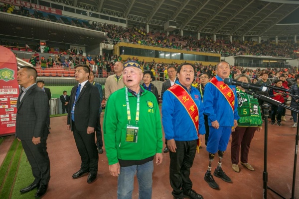 中国球迷赛前唱国歌,足球赛场中国球迷高唱我爱你中国