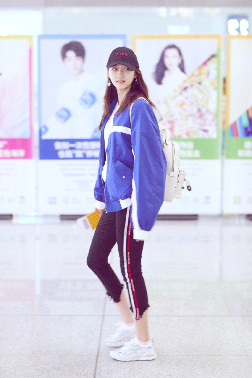 关晓彤现身时装周,关晓彤双马尾麻花辫翻车造型