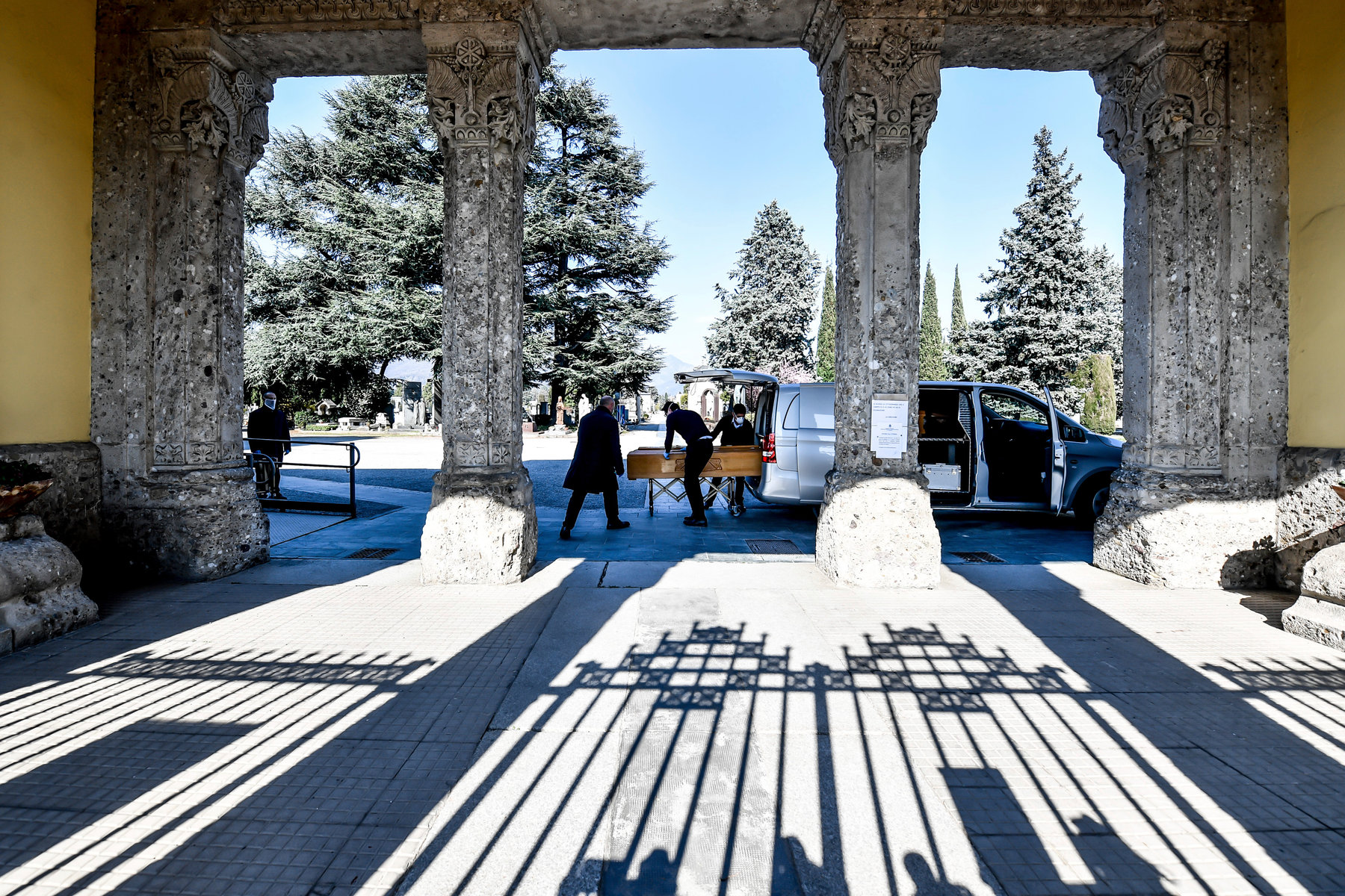 意大利殡仪馆棺材,意大利棺材盖满教堂真实现状