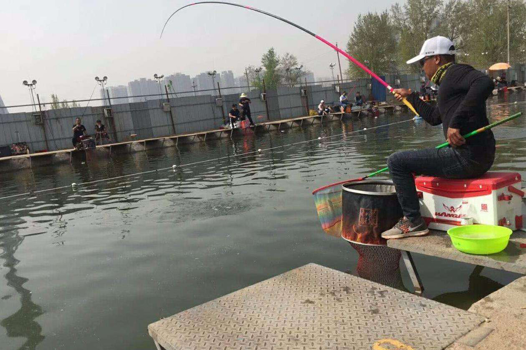 打窝用碎米打窝好还是大米打窝好,钓鱼打窝的正确方法和技巧