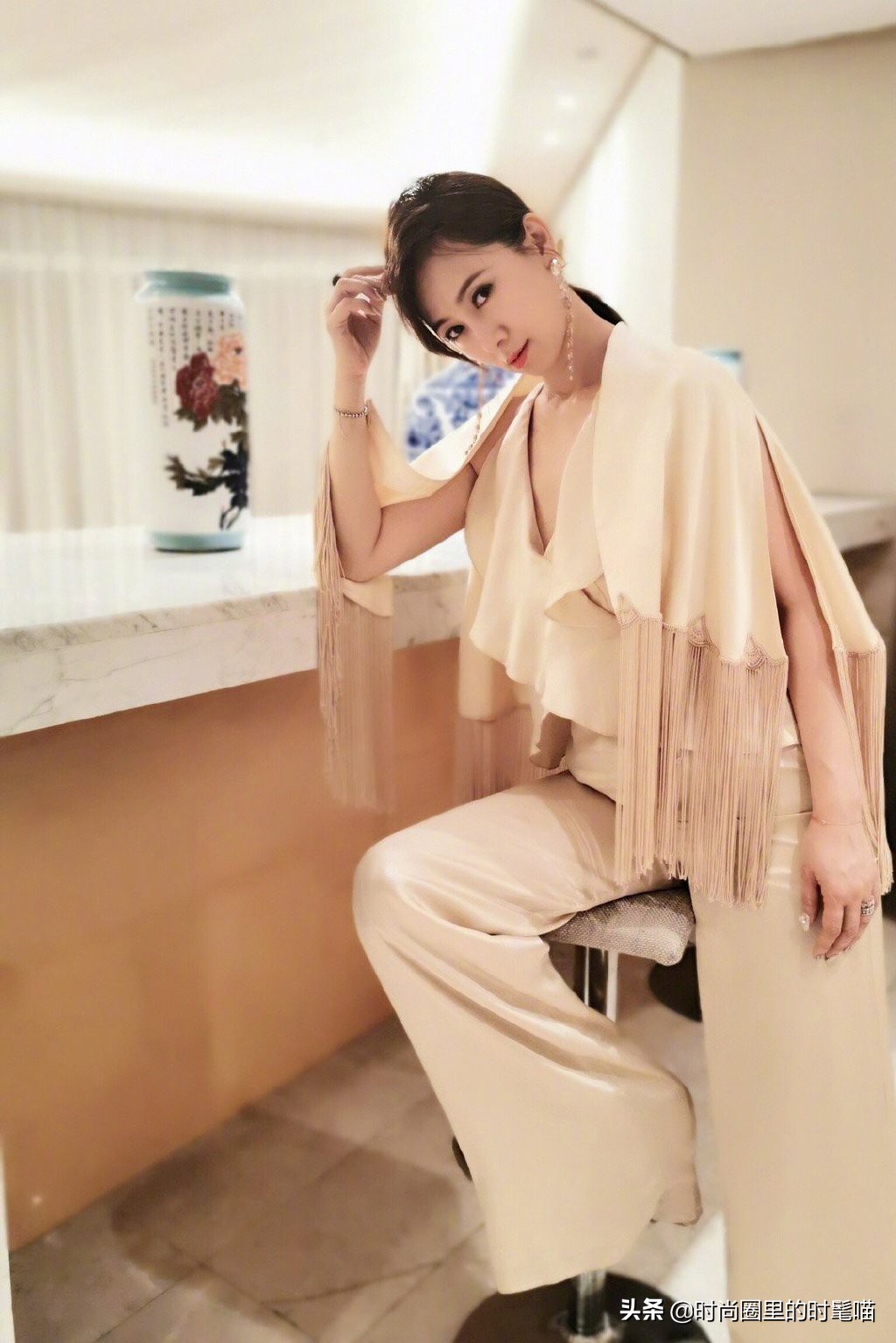 *虹翁**晒最新照片，穿米色流苏套装充满青春活力，51岁的颜值太逆天