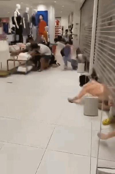 长沙国金中心出现抢衣大战！优衣库遭疯抢！店员被吓哭