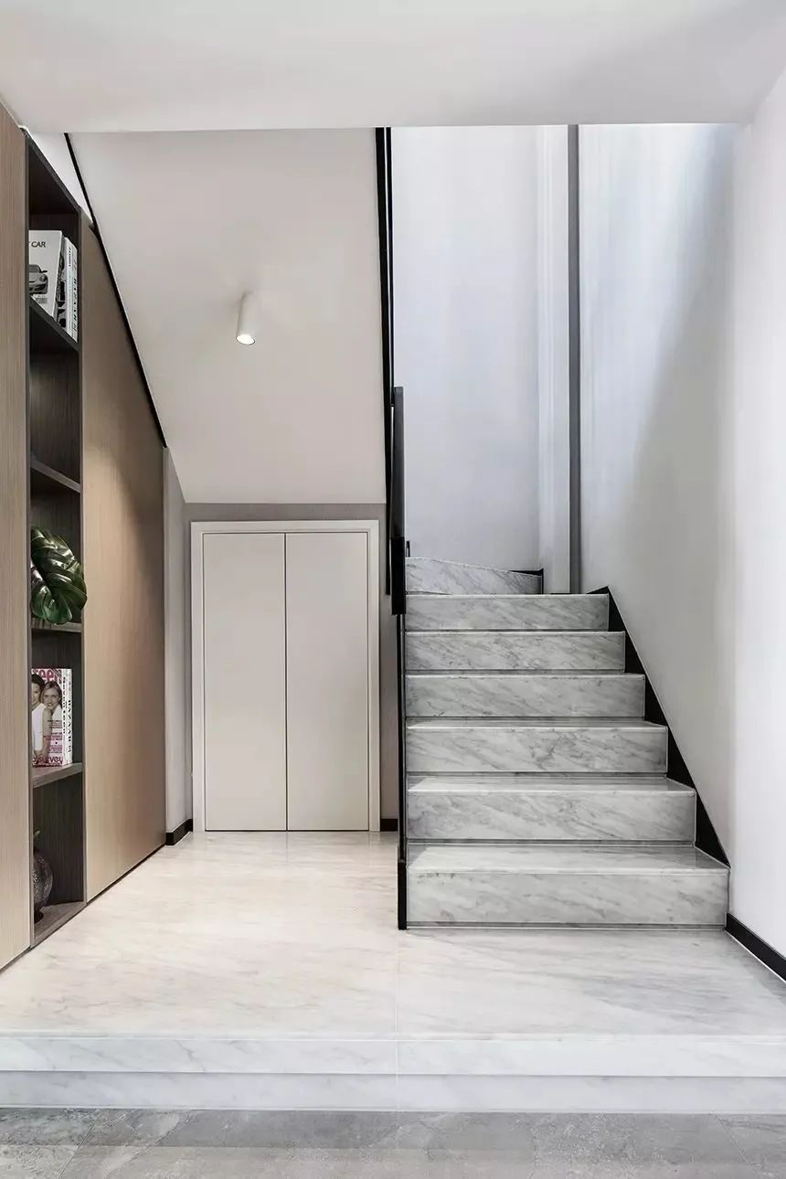 复式楼现代轻奢装修风格木饰面,现代简约风格灰白装修小户型