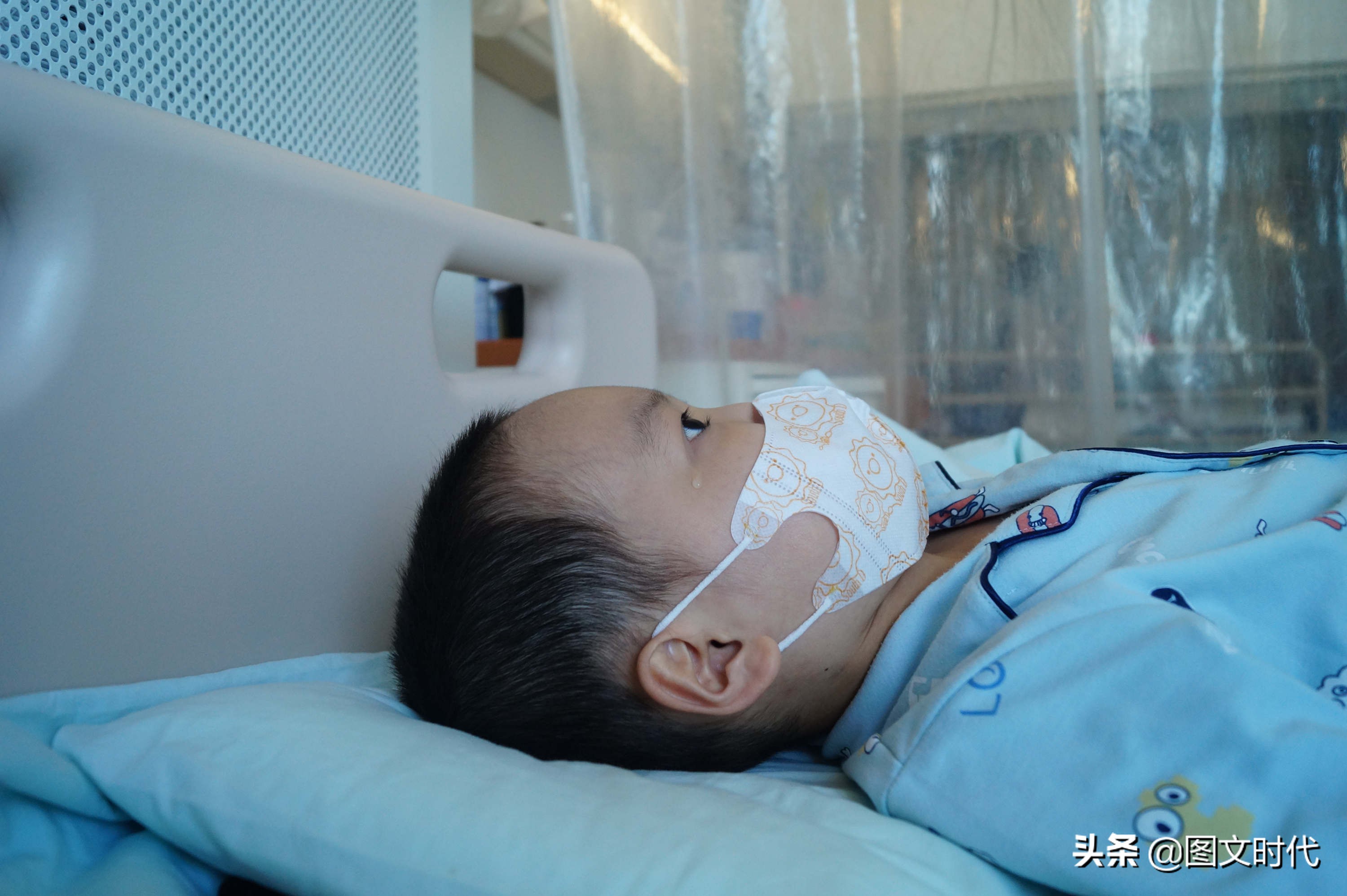 8岁男童挖鼻孔住院,一男子为救孩子被掏空