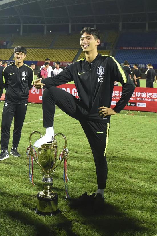 脚踩熊猫杯的韩国球员道歉,韩国网友评论韩国踩奖杯事件