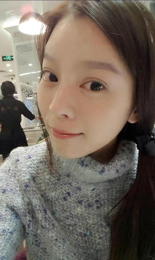 《一路向西》女主角，帐篷中的美女校花晒自拍，你来看变了吗？