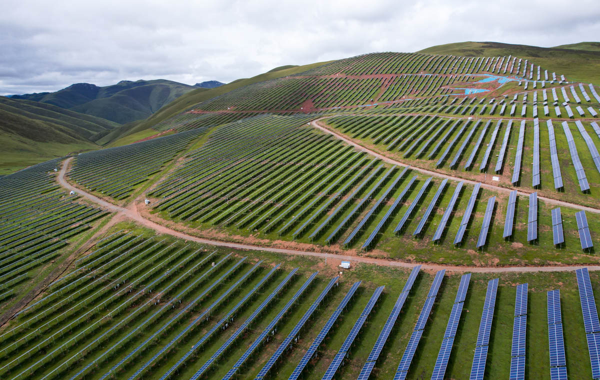 厉害了我的国！*藏西**昌都草原上发现一望无际的牧光互补太阳能基地