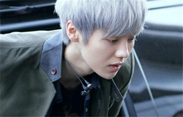 央视照妖镜下，鹿晗颜值逆天生图耐打，说他颜值崩坏的打脸吗？