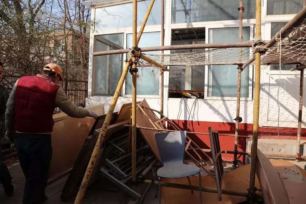 老旧小区提升改造临街墙面换新颜,老城改造再发力持续改善人居环境