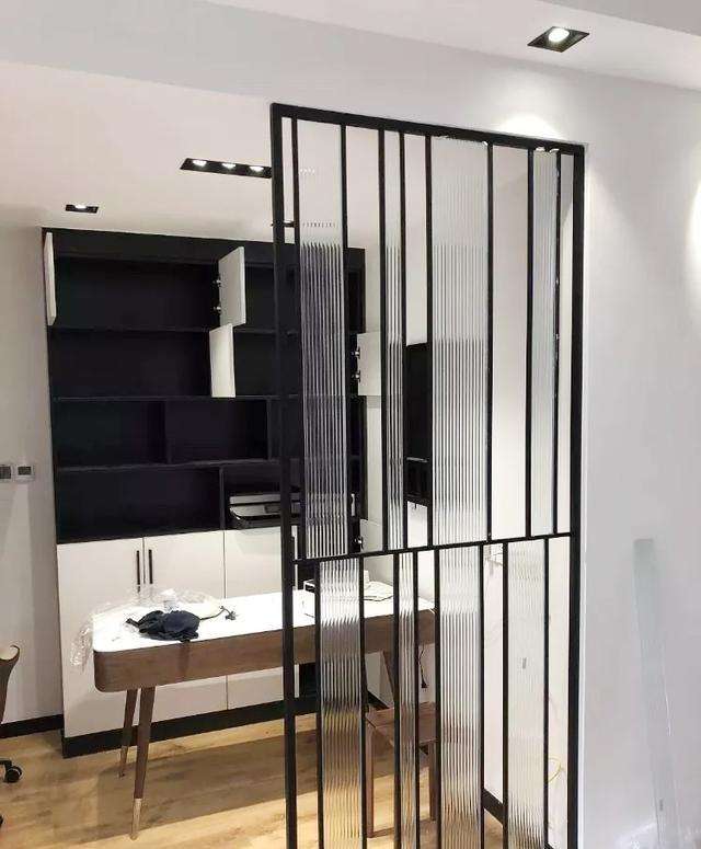 长虹玻璃做出来的阳台隔断效果,长虹玻璃嵌入墙体增加采光