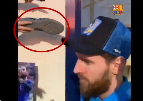 梅西为球迷签名球迷激动哭了,梅西球迷拿到签名