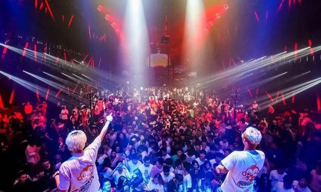 月入百万的蹦迪博主，聊了夜店大哥、天菜和字节员工的故事