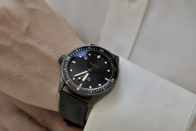 把一台超跑戴在手上,把车捧在手里