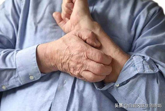 身上白斑且脱皮什么症状,皮肤瘙痒会起白斑是什么症状